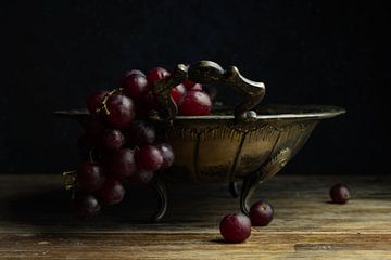 Still life grapes in bowl