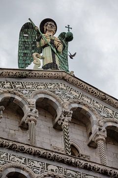 Beeld San Michele op kerk San Michele in Foro in centrum van Luca, Toscaan, Italië