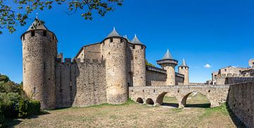 Panorama kasteel Comtal in de oude stad Carcassonne in Frankrijk van Joost Adriaanse