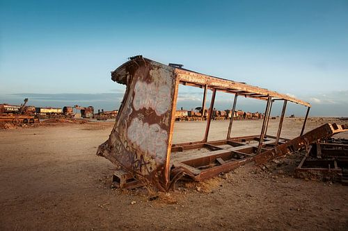 Uyuni, Bolivia. Verlaten Trein op een verlaten rangeerterrein in de woestijn