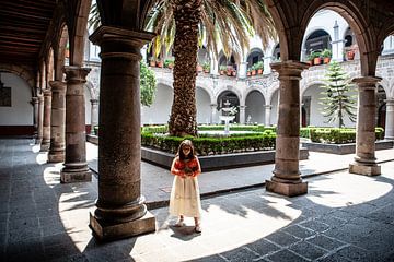 meisje op binnenplaats in Mexico City