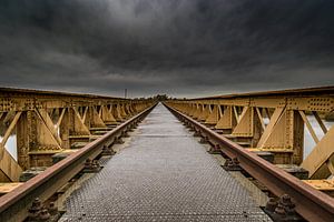 Alte Eisenbahnbrücke bei Sturm und Gewitter von Erwin Floor