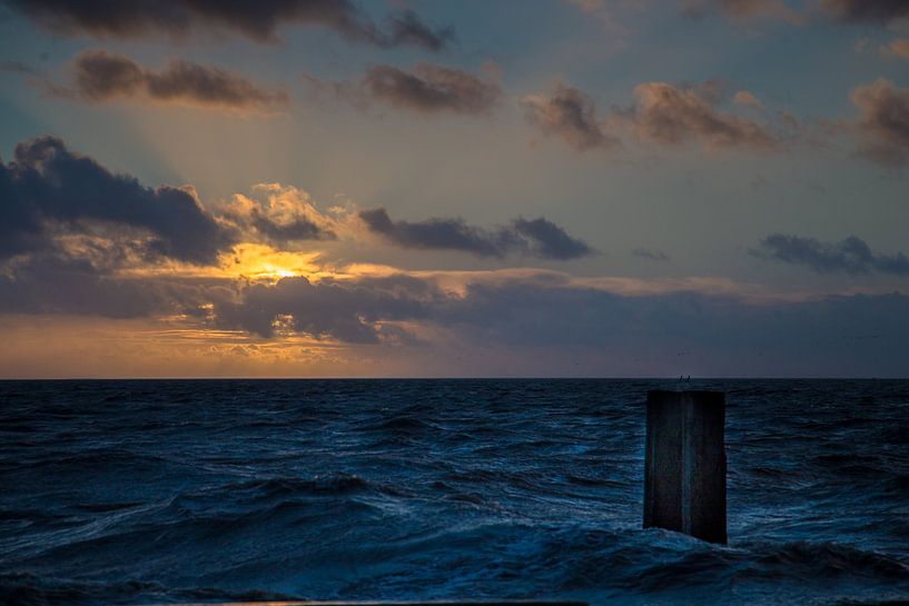 Rûch waar op'e Holwerter Pier - Stormweer op de Holwerder Pier. van By Foto Joukje