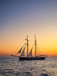 Segelschiff im Sonnenuntergang auf der Hanse Sail in Rostock