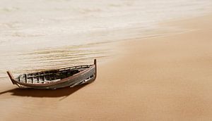 Holzboot am Strand