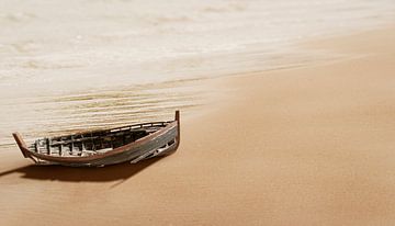 Houten bootje op het strand van Thomas Heitz