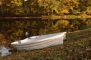 Boote auf dem Wasser im Herbst mit Herbstfarben im Hintergrund