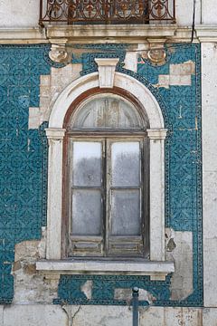 Verwittertes Fenster in Portugal