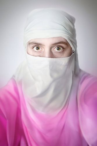 Veerkracht in de Woestijn: Vrouw met sluier dat een Madeliefje representeert