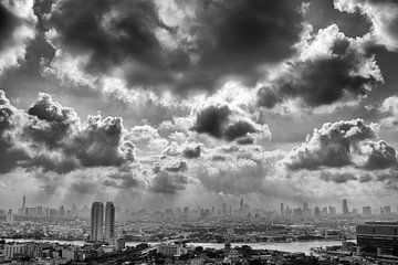 Dramatische wolken boven Bangkok van Jelle Dobma