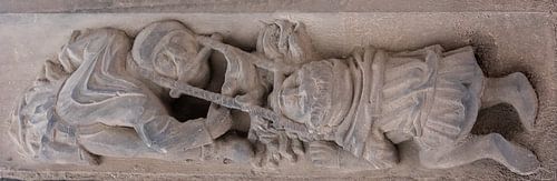 Middeleeuws spel : touwtrekken met bit boven een vuur , sculptuur op het oude raadshuis van Lübeck, 