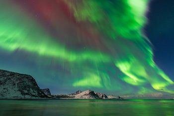 Tanzendes Nordlicht über den Bergen