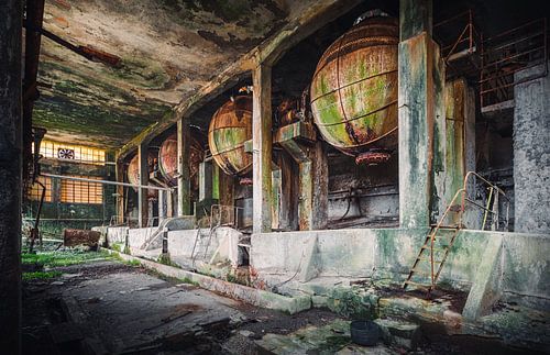 Usine de papier abandonnée en décrépitude.