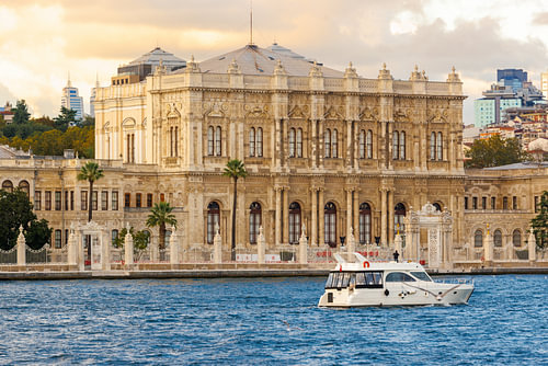 Le palais de Dolmabahçe au bord du Bosphore