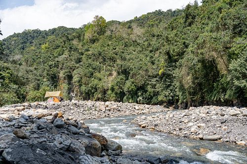 Tent langs de rivier in Taiwan