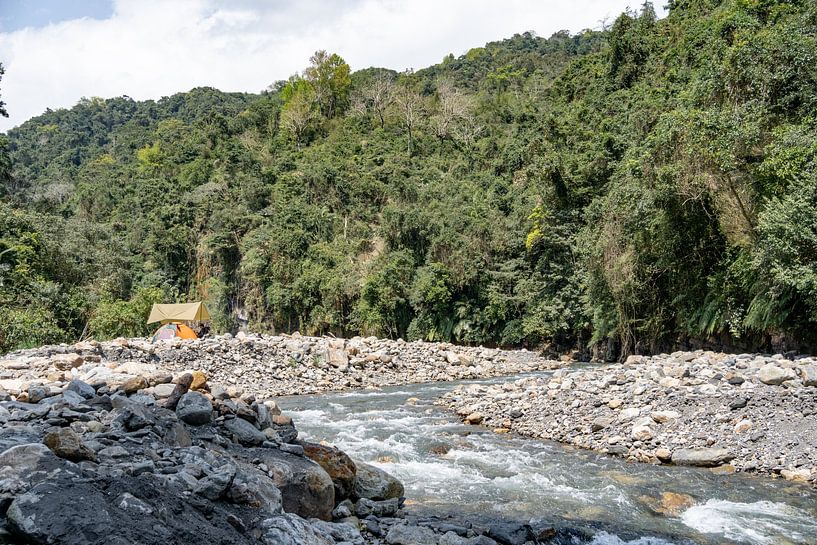 Tente le long de la rivière à Taïwan par Yanine de Jonge
