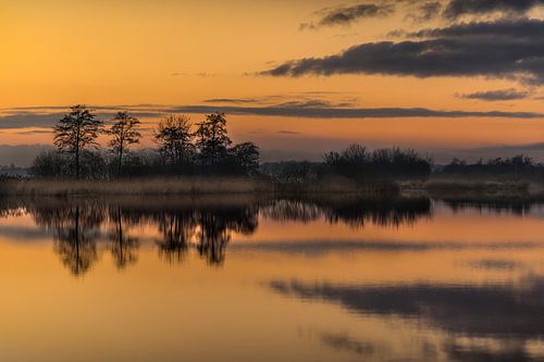 Zonsondergang boven de Sondeler Leien in het Friese Gaasterland