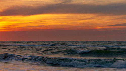 Coucher de soleil sur la mer.