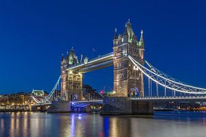 Londen in de avond - The Tower Bridge in het blauwe uurtje - 2 van Tux Photography