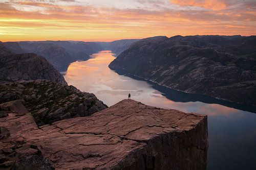 Man bij Preikestolen in Noorwegen
