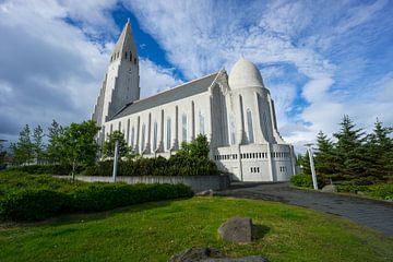 IJsland - Hallgrimskirkja kerk in de stad Reykjavik met blauwe lucht van adventure-photos