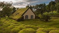 Oud turf kerkje in IJsland van Menno Schaefer thumbnail