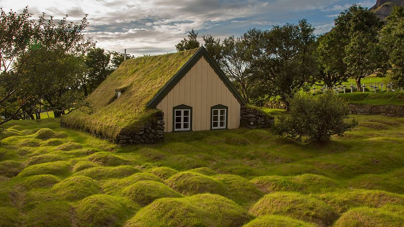 Oud turf kerkje in IJsland van Menno Schaefer