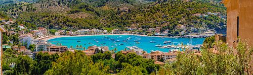 Jachthaven van Port de Soller met mening van strand en boten bij baai, Mallorca, Balearen