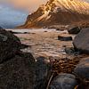 oranje gekleurde berg Lofoten van Paul Veen