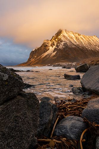 oranje gekleurde berg Lofoten