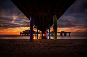 Zonsondergang onder de pier