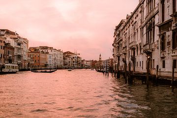 Venetië vanaf het water met zonsondergang. van Nicolette Boom