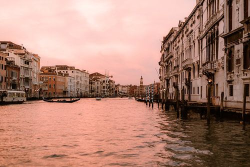 Venise vue de l'eau au coucher du soleil.