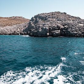 De rotsachtige kust van Pserimos. van wiebesietze