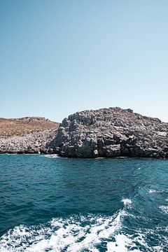 De rotsachtige kust van Pserimos. van wiebesietze