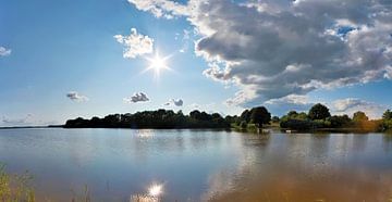 Panorama aan het meer met weerspiegeling in het kalme water van MPfoto71