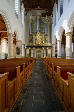 Interieur Oude kerk in Delft van Peter Bartelings