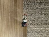 Tractor maakt de grond klaar voor het planten van gewassen van bovenaf gezien van Sjoerd van der Wal Fotografie thumbnail