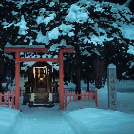 Autel et torii dans une forêt enneigée sur Mickéle Godderis