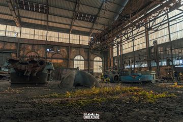 Inside of an abandoned factory hall. by Het Onbekende