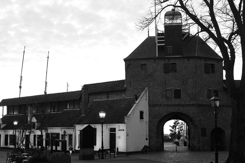 Vischpoort van Harderwijk in zwart-wit van Gerard de Zwaan