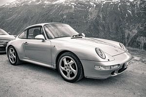 Porsche 911 Sportwagen in den Alpen in Schwarz-Weiß