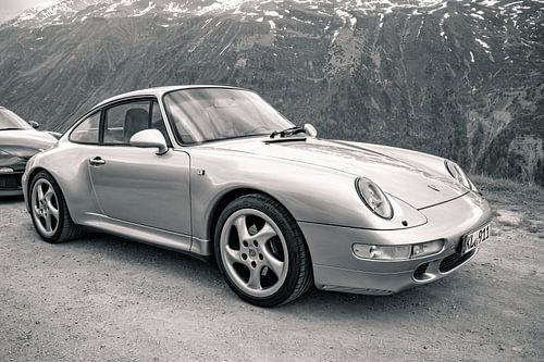 Porsche 911-sportwagen in de Alpen, in zwart-wit