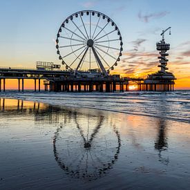 Zonsondergang  aan de pier van  Scheveningen von René Rollema