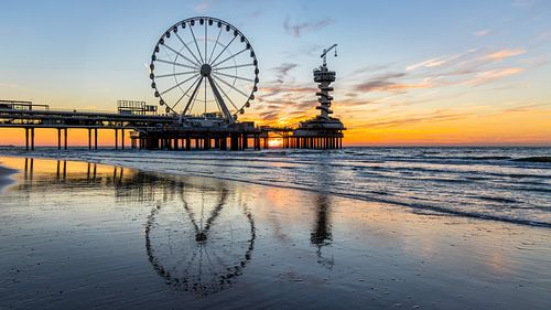 Zonsondergang  aan de pier van  Scheveningen