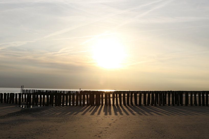golfbrekers op het strand en zonsondergang van Frans Versteden