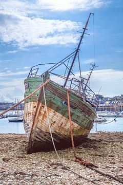 Lost fishing boat von Frans Nijland