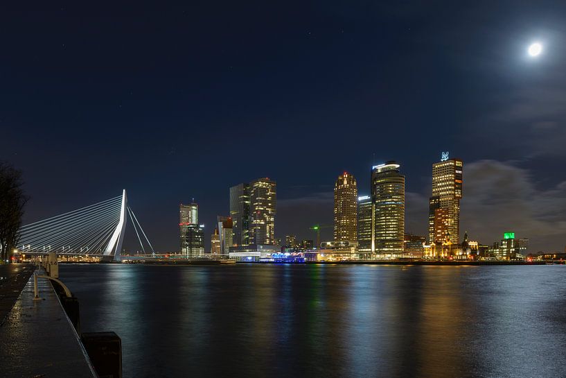 Panorama Erasmusbrug Rotterdam bij nacht by Robert van Brug