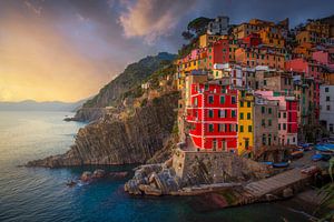 Blick auf das Dorf Riomaggiore bei Sonnenuntergang. Cinque Terre