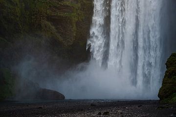 Skogafoss Wasserfall in Island von Tim Vlielander